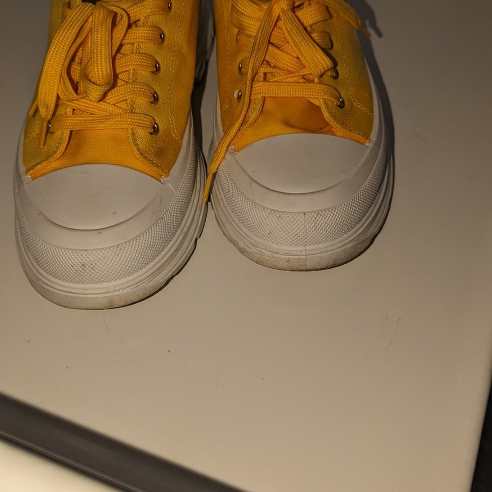 Alexander McQueen's - Picture 2 of 3